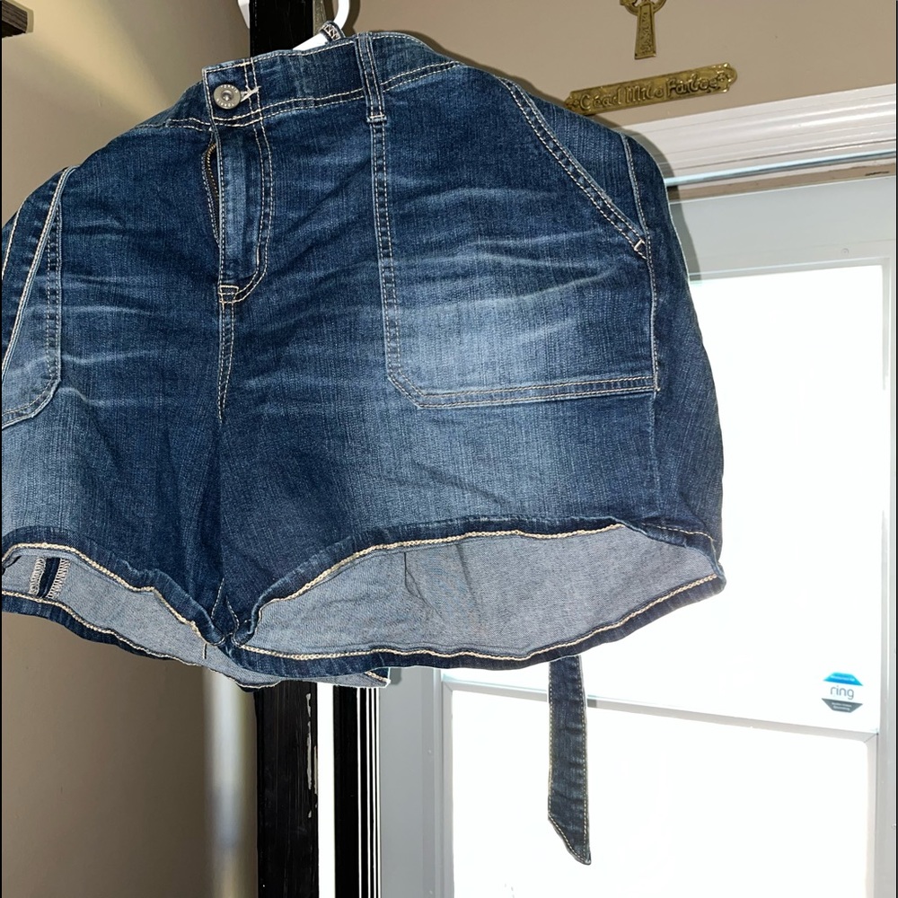 Denim blue torrid shorts with a belt